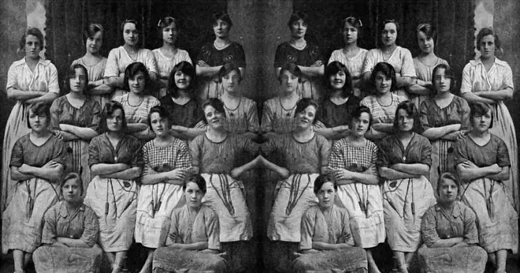 Penampakan hantu di foto era 1900-an ini nakutin, kamu bisa temukan?