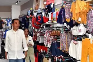 10 Momen Jokowi belanja untuk Jan Ethes & Sedah Mirah di Surabaya