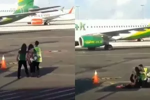 Telat boarding, emak-emak nekat kejar pesawat yang sudah mau terbang