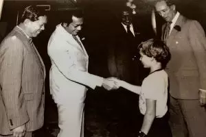 Bocah yang salaman dengan Mahathir Mohammad ini kini Perdana Menteri