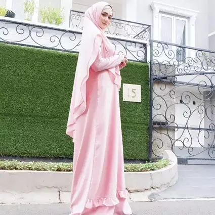 10 Inspirasi gaya hijab syar'i Mulan Jameela ini bisa kamu tiru