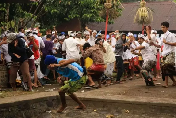 Perang Topat, tradisi unik menjaga toleransi di Lombok Barat