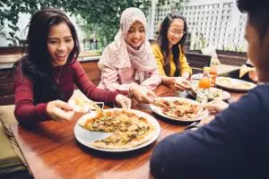 7 Kebiasaan unik orang Indonesia saat makan, negara lain tak ada