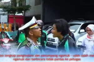Tak diterima ditilang, driver ojek online dan emaknya ini ngamuk