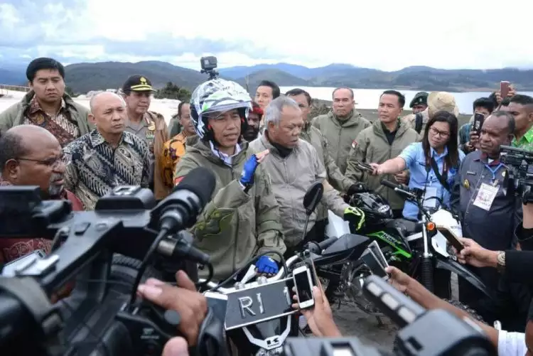 Momen Jokowi ngetrail lewati lokasi penembakan 31 pekerja di Papua