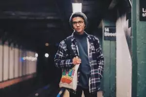 Foto bareng Joshua Suherman, pose Iqbaal Ramadhan bikin geger