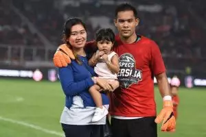 10 Potret kebersamaan kiper Persija Andritany & istri, family man