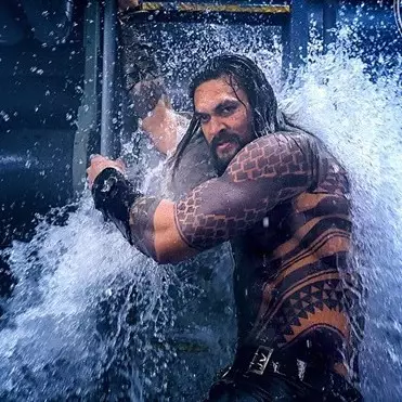 Nonton Aquaman, orang ini bawa payung dan jas hujan ke bioskop