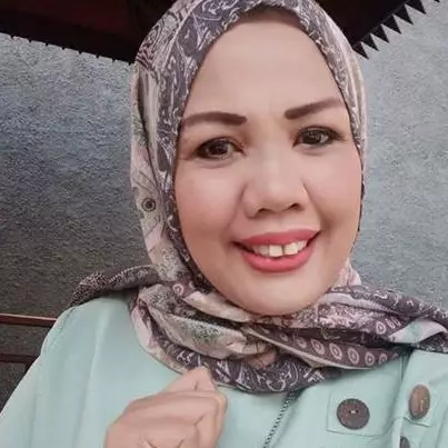 8 Pesona Ely Sugigi dengan balutan hijab, tampak kalem