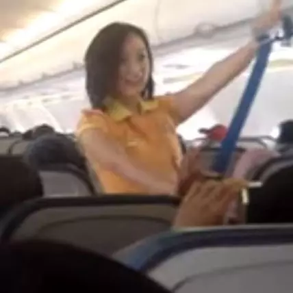 5 Kreativitas awak kabin di pesawat, dari menari hingga menyanyi