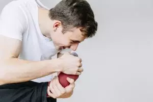 Pria ini dapat infeksi paru-paru akibat cium kaus kaki sendiri