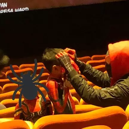 Nonton Spider-Man, ayah &amp; anak ini pakai kostum lengkap ke bioskop