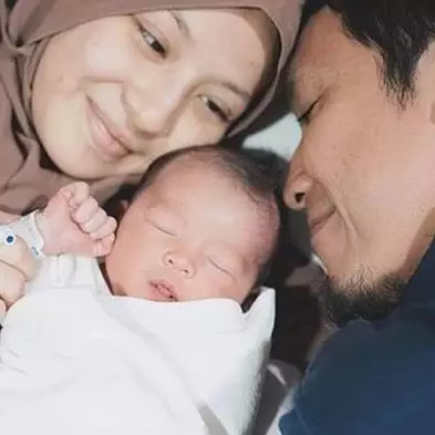 10 Potret imut anak ketiga Desta &amp; Natasha Rizky yang baru lahir