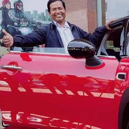 7 Momen penyerahan hadiah Mini Cooper Rp 12 ribu ke Dedi Heriyadi   