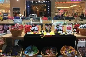 Brand sandal ini gandeng Micky Mouse luncurkan koleksi khusus