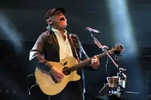 10 Fakta konser Iwan Fals, serunya sampai tuntas bikin penonton kagum 