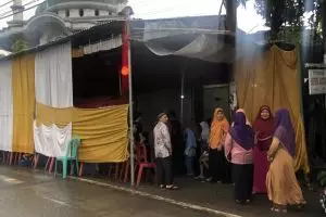 Pernikahan digelar di pinggir jalan, lampu lalu lintas jadi sorotan