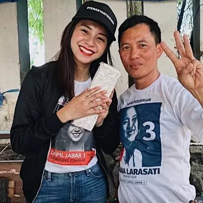 10 Bukti Kirana Larasati tetap stylish saat blusukan kampanye