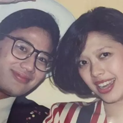 7 Foto masa muda Sandiaga Uno &amp; Nur Asia, gaya rambutnya ikonik