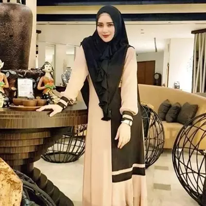 8 Gaya berhijab Bebi Silvana istri Opick ini bisa ditiru