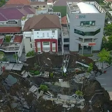 4 Kasus jalan ambles di Indonesia sepanjang 2018