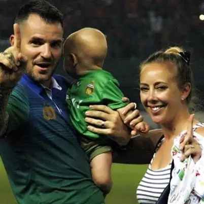 10 Potret kebersamaan Simon McMenemy dan istri, kompak banget