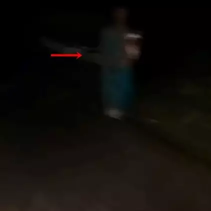 Penampakan sosok wanita gendong bayi di video Siboen, serem abis