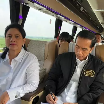 7 Momen Jokowi naik transportasi umum, terbaru naik bus 380 km