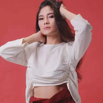 9 Pesona Garneta Haruni kenakan gaun belahan tinggi