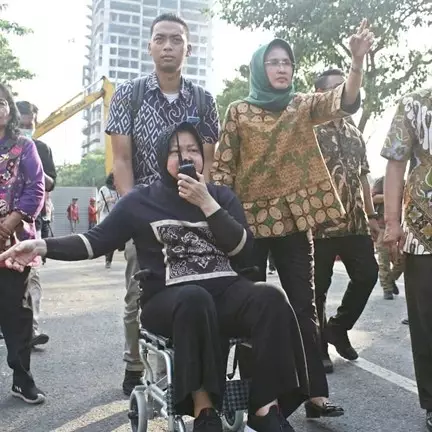 9 Potret Risma pantau amblesnya jalan Gubeng pakai kursi roda