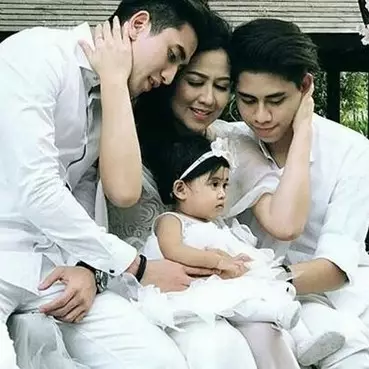 Jelang Hari Ibu, ini momen kebersamaan 10 seleb dengan ibunya