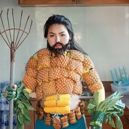 10 Cosplay low budget ini kreatif banget, Aquaman cuma pakai sayuran