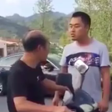 Viral aksi pria tampar guru yang menghukumnya 20 tahun lalu