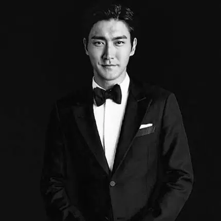 5 Seleb Korea ini nggak mau merangkul wanita saat berpose