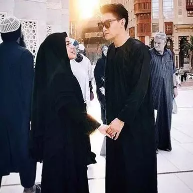 10 Potret kenangan Ifan Seventeen dan Dylan Sahara saat umrah