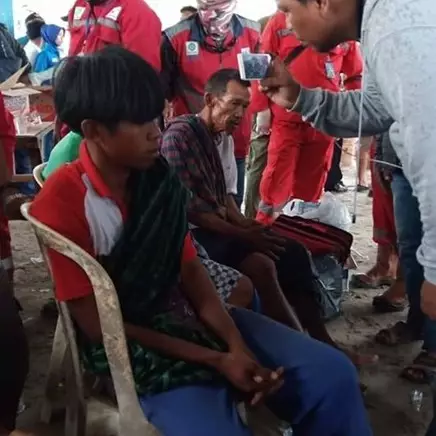 Nelayan saksikan Anak Krakatau longsor, sebut ombak 12 meter