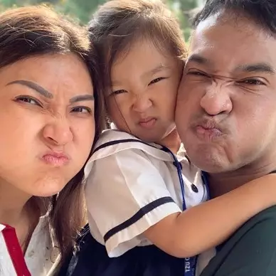 Unggah foto bertema Natal, penampilan Thalia Onsu curi perhatian