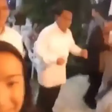 Momen Prabowo berjoget dalam acara perayaan Natal keluarga