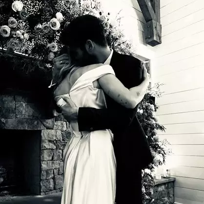6 Foto pernikahan Miley Cyrus &amp; Liam Hemsworth, digelar tertutup