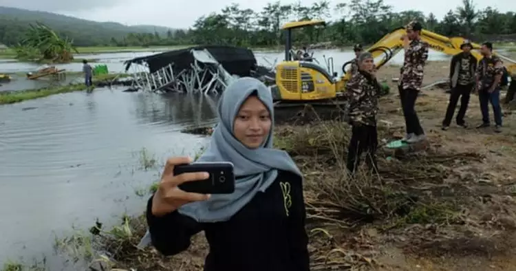 Ini alasan wanita yang lakukan selfie di lokasi tsunami Banten