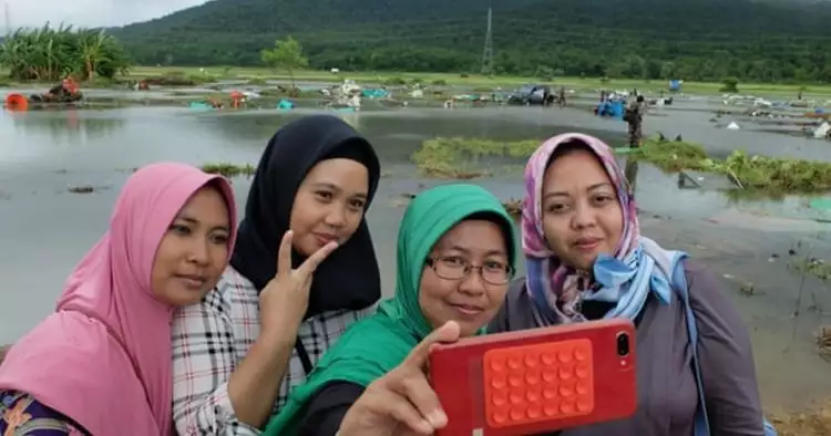 6 Kelakuan orang selfie di lokasi bencana, bikin ngelus dada