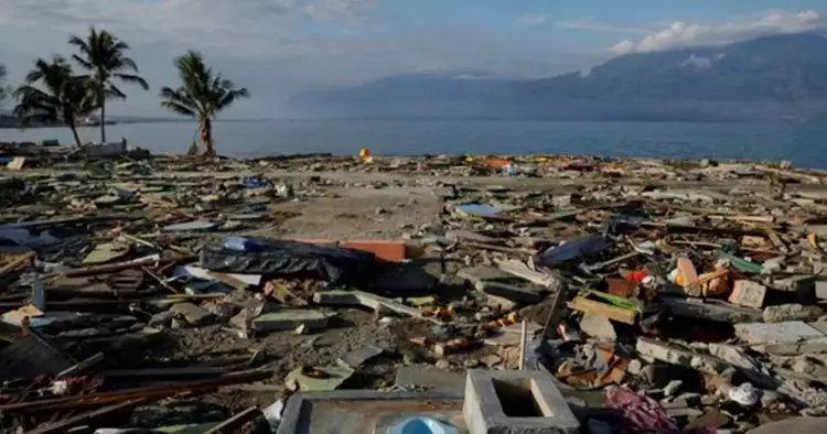 Asyik selfie di lokasi tsunami, motor orang ini hilang dicuri
