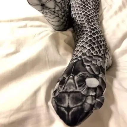 12 Legging bermotif nyeleneh, dari sushi sampai mirip ular