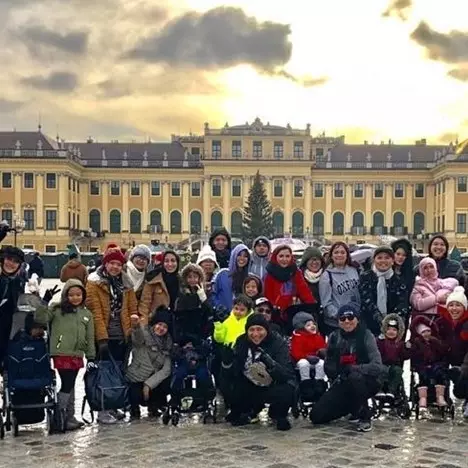 11 Potret liburan keluarga Ashanty di Eropa, ajak semua pegawai