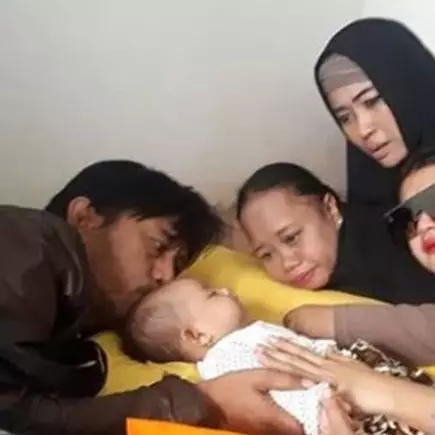 5 Potret haru seleb datangi anak Aa Jimmy yang selamat dari tsunami
