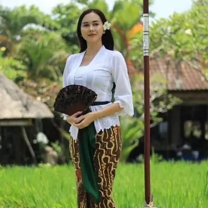 11 Gaya Aura Kasih dalam balutan kebaya, makin memesona 