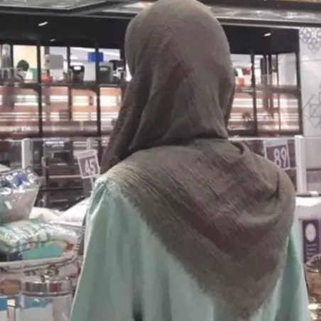 Dipanggil nggak nyahut, aksi 'wanita' ini bikin ketawa kesel