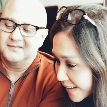 Momen epik Maia Estianty cium Irwan Mussry di belakang ayahnya