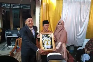 Pengantin nikah bermahar sandal jepit, ini suasana ijab kabulnya