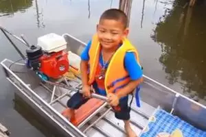 Kisah anak naik perahu sendiri ke sekolah ini bikin salut